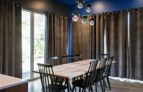 East Cesar Chavez Villa | Iconic ATX Mansion on Rainey Street - Family & Pet Friendly