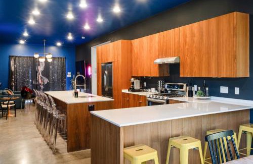 East Cesar Chavez Villa | Iconic ATX Mansion on Rainey Street - Family & Pet Friendly