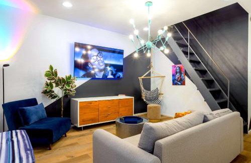 East Cesar Chavez Villa | Iconic ATX Mansion on Rainey Street - Family & Pet Friendly