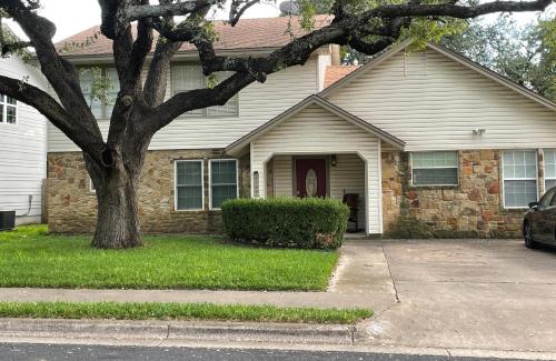 Milwood House | Cozy CASA ATX: Private Room with Kitchen in Tranquil Area