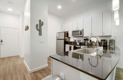 Travis Heights Apartment | Experience ATX Style Getaway: Pool, Gym & Rooftop Oasis