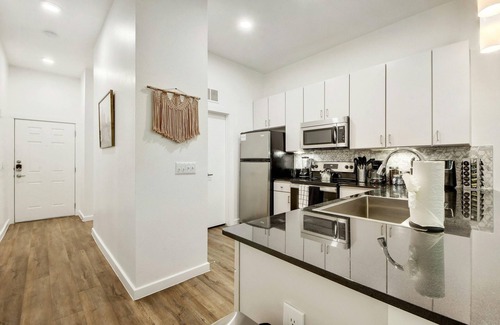 Travis Heights Apartment | Guest Rated 10/10: ATX Vibes SoCo Suite with Pool & Gym