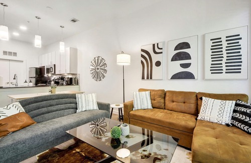 Travis Heights Apartment | Guest Rated 10/10: ATX Vibes SoCo Suite with Pool & Gym