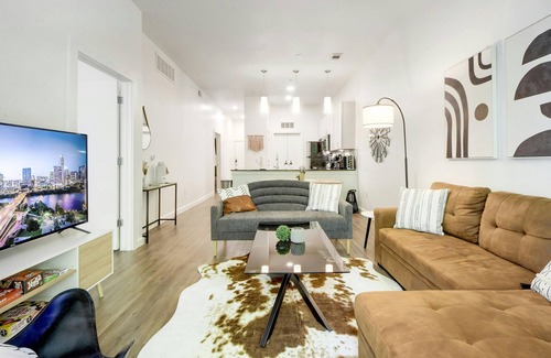 Travis Heights Apartment | Guest Rated 10/10: ATX Vibes SoCo Suite with Pool & Gym