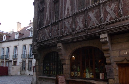 Dijon Centre Ville Apartment | Atypical apartment in the heart of Old Dijon Rated 2 stars
