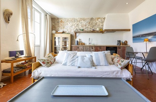 Antibes Old Town Apartment | Unique BNB Renting Condo with Breakfast & Family Amenities