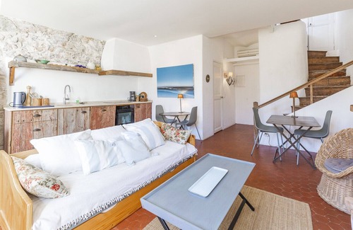 Antibes Old Town Apartment | Unique BNB Renting Condo with Breakfast & Family Amenities