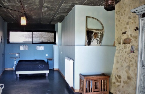 Roynac Bed & Breakfast | Unique 6-Bedroom Retreat by Saou Forest with Pool