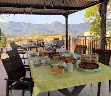 Rosans Bed & Breakfast | Unique Atypique Détour with Oceanfront Dining Experience