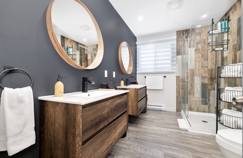 Val-des-Monts Ski Chalet | Experience Au 4 Saisons: Guest Rated 10/10 with Ocean Views
