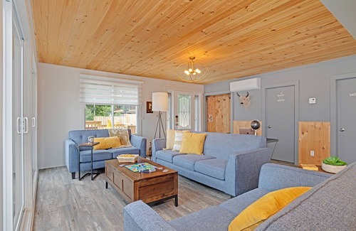 Val-des-Monts Ski Chalet | Experience Au 4 Saisons: Guest Rated 10/10 with Ocean Views