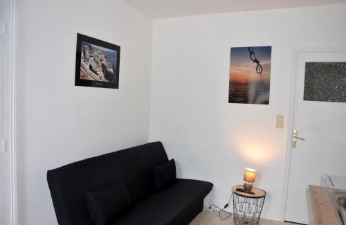 Chambon-sur-Voueize Apartment | Waterfront Studio with Restaurant and Hot Tub Amenities