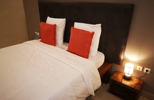 Bamako Hotel | Discover Au Bord De L'Eau: Family-Friendly Retreat