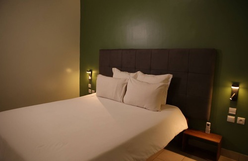 Bamako Hotel | Discover Au Bord De L'Eau: Family-Friendly Retreat