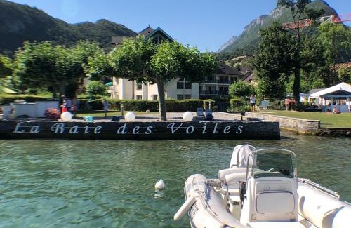 Duingt Apartment | Scenic Loft by Lake Annecy with Private Beach & Ocean Views