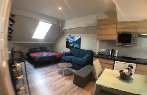 Duingt Apartment | Scenic Loft by Lake Annecy with Private Beach & Ocean Views