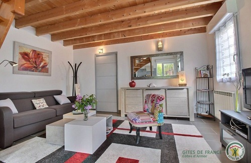 Saint-Quay-Perros House | Idyllic Stay at Au Bord du Ruisseau - Pet Friendly Retreat
