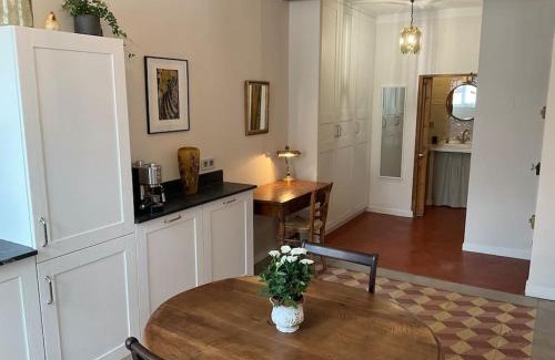 Avignon City Centre Apartment | Unwind in Avignon: Pet-Friendly, Family-Oriented Stay