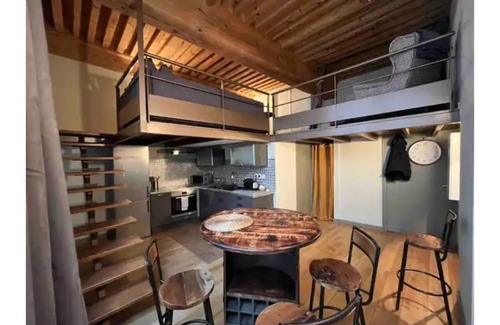 Arras-sur-Rhone Apartment | Discover the Comfort of Au Cœur d’Hôtel de Ville Blanco
