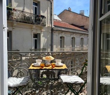 Comedie Bed & Breakfast | Exceptional Stay at Au cœur de M with Top-Rated Restaurant