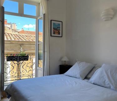 Comedie Bed & Breakfast | Exceptional Stay at Au cœur de M with Top-Rated Restaurant