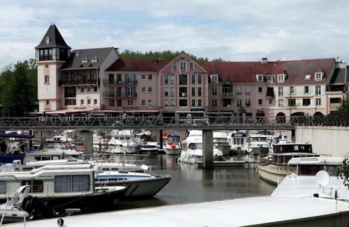 Cergy Apartment | Relaxing Getaway at Au Cœur du Port - Family & Pet Friendly