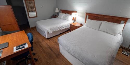 Lac-Etchemin Hotel | Discover Auberge Happy Logis: Pet-Friendly Retreat Awaits
