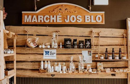 Lac-Etchemin Hotel | Discover Auberge Happy Logis: Pet-Friendly Retreat Awaits