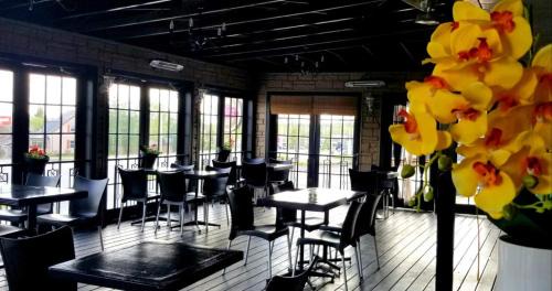 Lac-Etchemin Hotel | Discover Auberge Happy Logis: Pet-Friendly Retreat Awaits