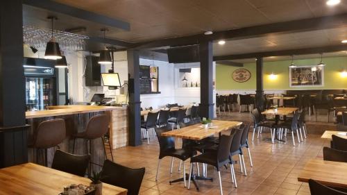 Lac-Etchemin Hotel | Discover Auberge Happy Logis: Pet-Friendly Retreat Awaits