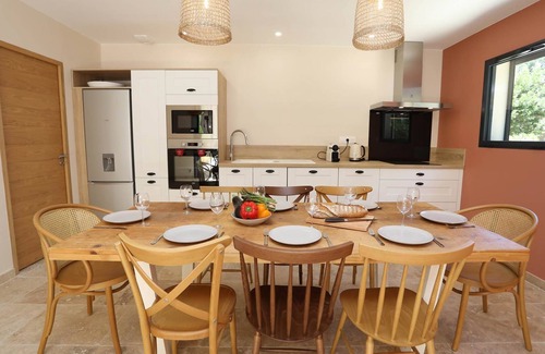 Vers-Pont-du-Gard Apartment | Relaxing Villa Au Clos de Manon with Pool & Spa Amenities