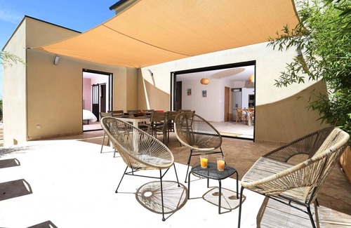 Vers-Pont-du-Gard Apartment | Relaxing Villa Au Clos de Manon with Pool & Spa Amenities