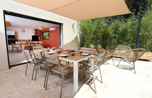 Vers-Pont-du-Gard Apartment | Relaxing Villa Au Clos de Manon with Pool & Spa Amenities
