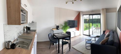 Colleville-sur-Mer House | Inviting Stay at Au Coeur d'Omaha Beach - 9.8 Rated Gîte