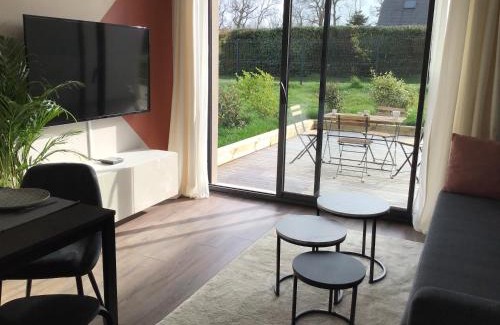 Colleville-sur-Mer House | Inviting Stay at Au Coeur d'Omaha Beach - 9.8 Rated Gîte