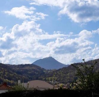 Royat Apartment | Inviting Au Cosy Dôme: Family-Friendly Getaway