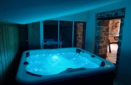 Sigournais House | Relax and Unwind at Au fil de L'ô with Spa Amenities