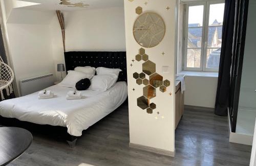 Le Croisic Hotel | Pet-Friendly Retreat at Au Fin Gourmet with Breakfast & Hot Tub