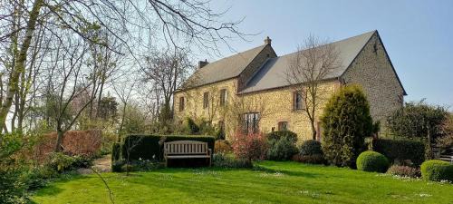 Maheru Bed & Breakfast | Discover Au Jardin Des Violettes: Pet-Friendly Retreat