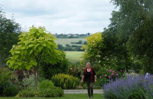 Maheru Bed & Breakfast | Discover Au Jardin Des Violettes: Pet-Friendly Retreat