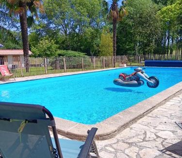 Bourrouillan House | Discover Gîte Le Moulin du Comte: Pool & Kitchen Amenities