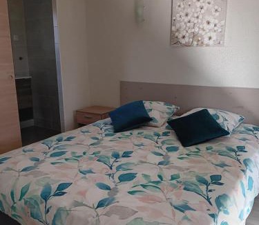 Bourrouillan House | Discover Gîte Le Moulin du Comte: Pool & Kitchen Amenities