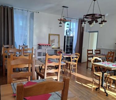 Les Aix-d'Angillon Bed & Breakfast | Guest Rated 10/10 at Au P'tit Gueul'ton - Family Friendly Stay