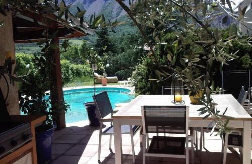 Espinasses House | Pet-Friendly Retreat at Au Paradis des Grillons