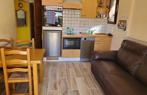 Espinasses Apartment | Pet-Friendly Retreat at Au Paradis des Grillons Hotel