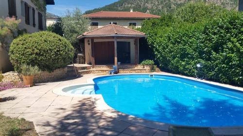 Espinasses Apartment | Pet-Friendly Retreat at Au Paradis des Grillons Hotel