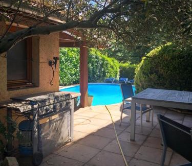 Espinasses Apartment | Pet-Friendly Retreat at Au Paradis des Grillons Hotel