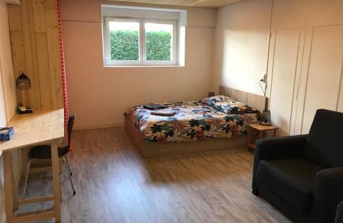 Issoire Apartment | Calm Garden Retreat with Parking, Rated 9/10 by Guests