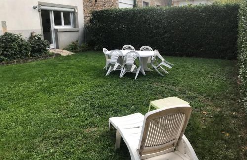 Issoire Apartment | Calm Garden Retreat with Parking, Rated 9/10 by Guests