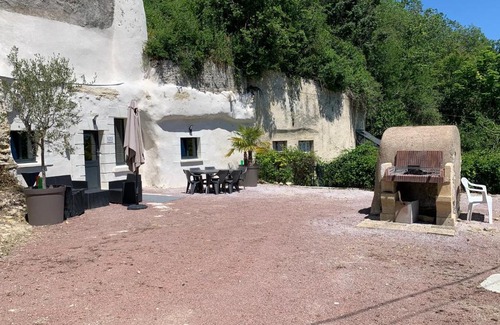 Nazelles-Negron House | Pet-Friendly Getaway at Au Petit Nice Hotel